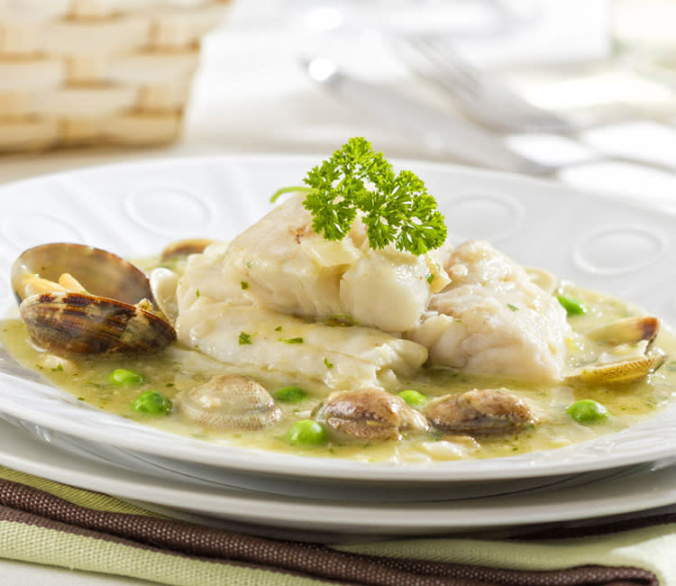 Merluza con almejas en salsa verde