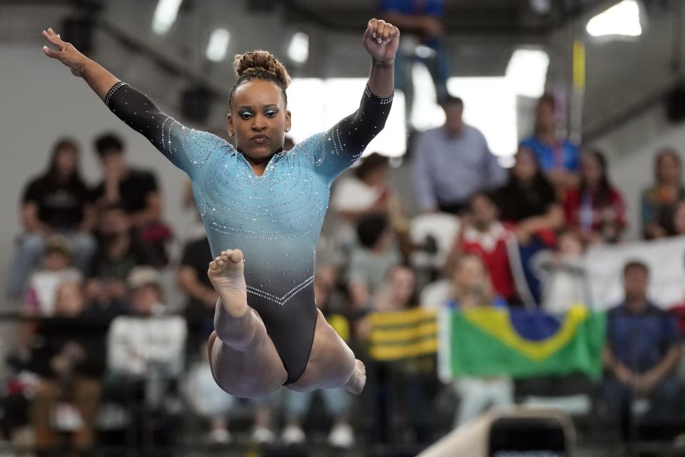 La brasileña Rebeca Andrade compite en la viga de equilibrio de la gimnasia artística de los Juegos Panamericanos en Santiago, Chile, el miércoles 25 de octubre de 2023. (AP Foto/Martín Mejía)