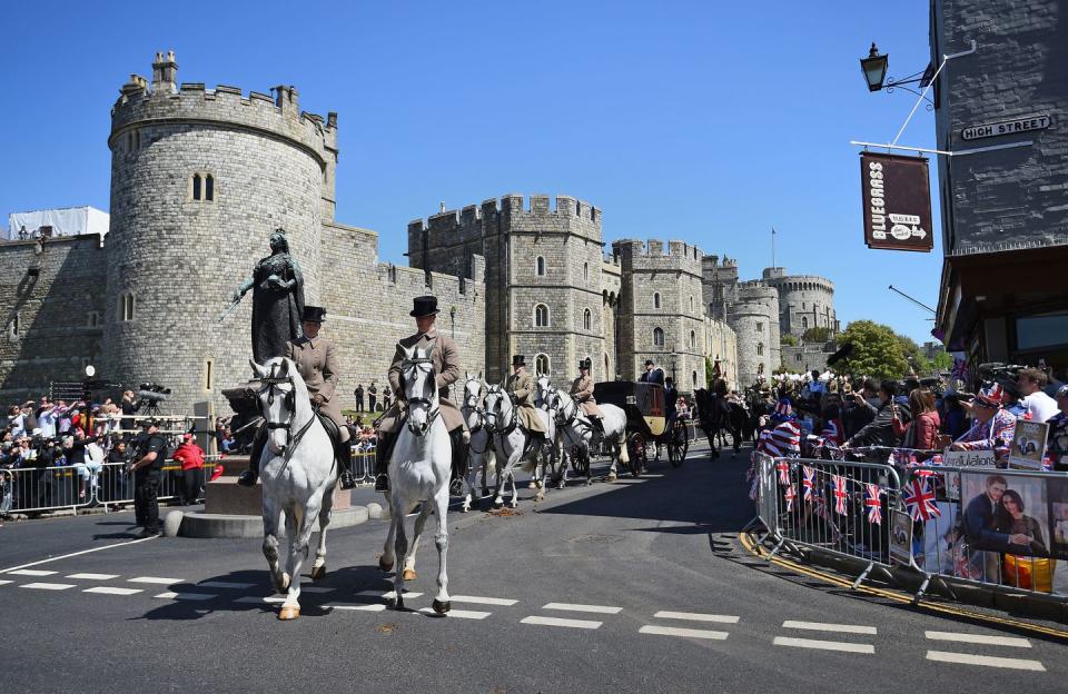 <p>Here's the carriage processional leaving Windsor Castle, passing by the statue of Queen Elizabeth.</p>
