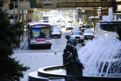 A Metro bus as seen from Fountain Square.