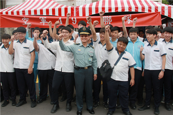 國防部常務次長王信龍中將19日巡視人才招募攤位，並鼓勵學生加入國軍的行列。（軍聞社記者蔡宗恆攝）