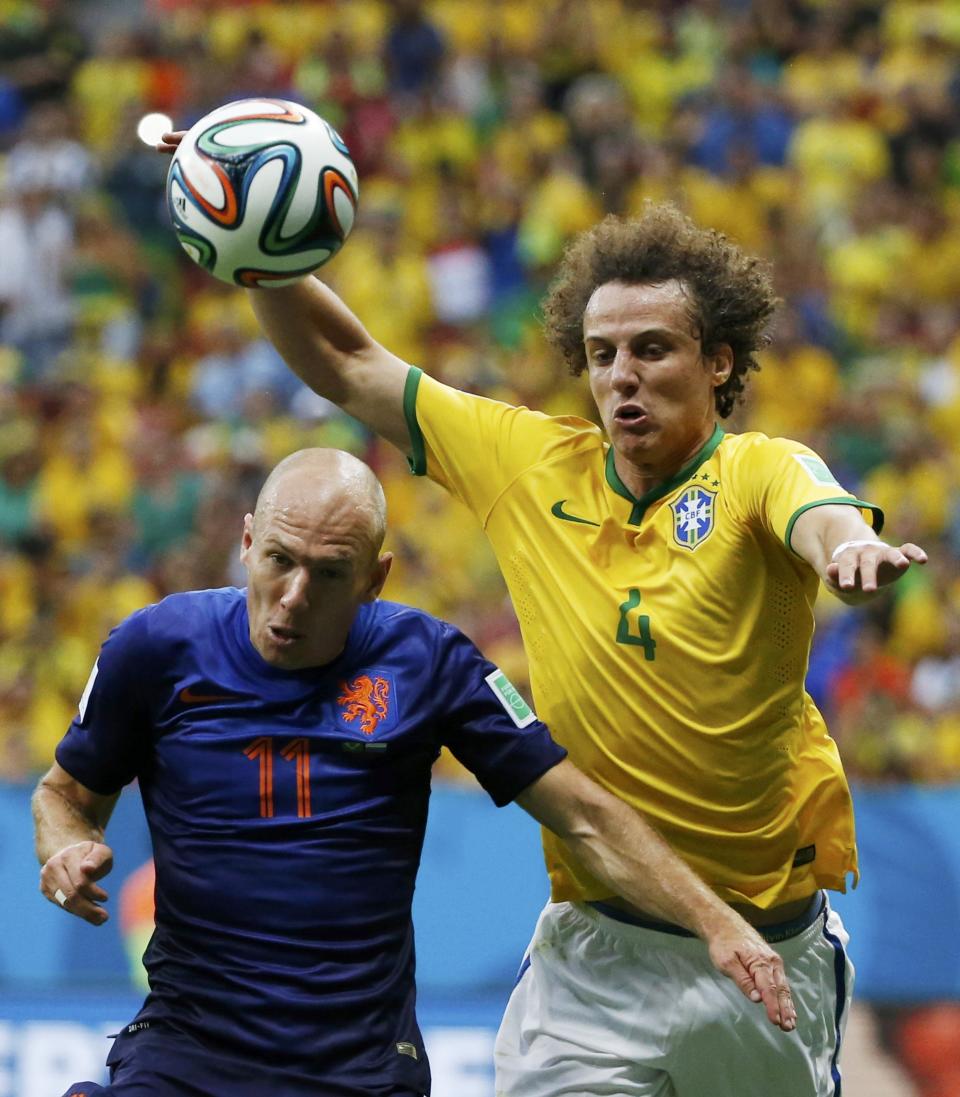 Arjen Robben of the Netherlands (L) fights for the ball with Brazil's David Luiz during their 2014 World Cup third-place playoff at the Brasilia national stadium in Brasilia July 12, 2014. REUTERS/Jorge Silva (BRAZIL - Tags: SOCCER SPORT WORLD CUP)