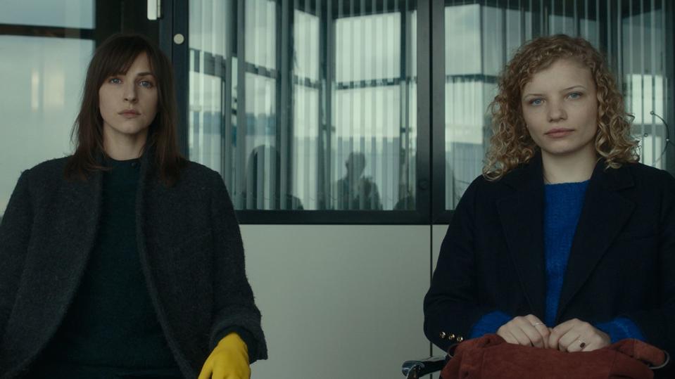 Julie (Natalia Belitski, links) bekommt mit Agnes (Luisa-Céline Gaffron) eine neue Betreuerin zugewiesen. (Bild: CALA Filmproduktion GmbH / Francesco di Giacomo)