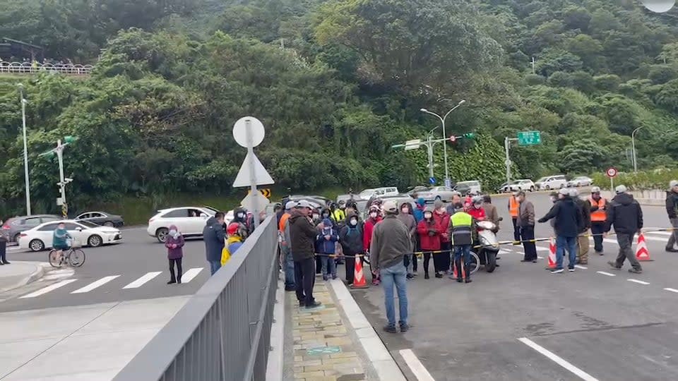 快新聞／南方澳大橋正式通車！　民眾「不怕冷」排隊搶拍見證