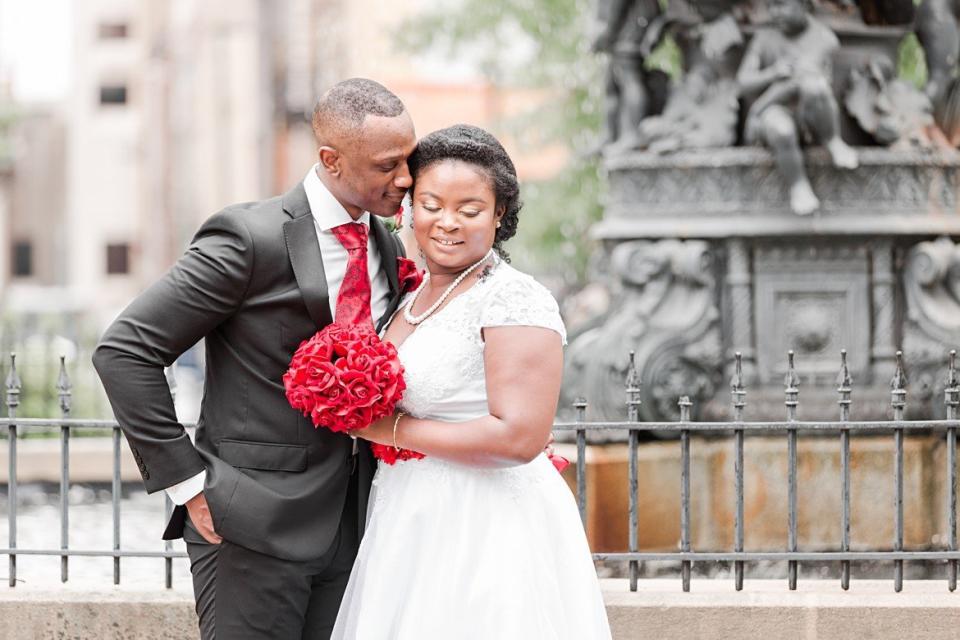 The rain stopped just in time for the newlyweds&nbsp;to take some wedding pics outdoors. (Photo: <a href="http://amy-hutchinson.com/" target="_blank">Amy Hutchinson Photography</a>)