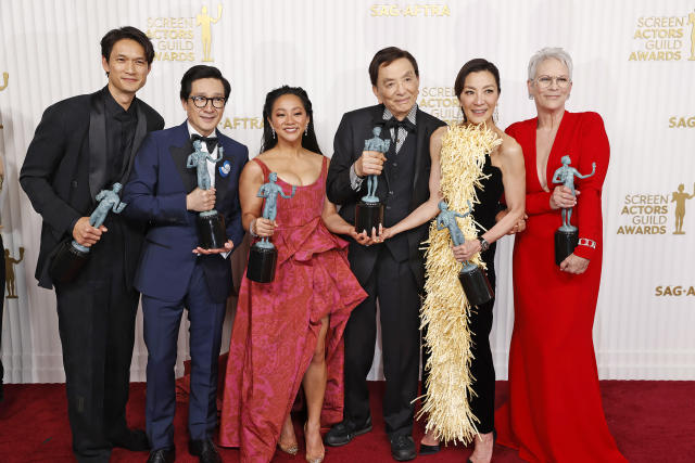 Why Jamie Lee Curtis brought silver balls to the SAG Awards for 'Everything  Everywhere' cast