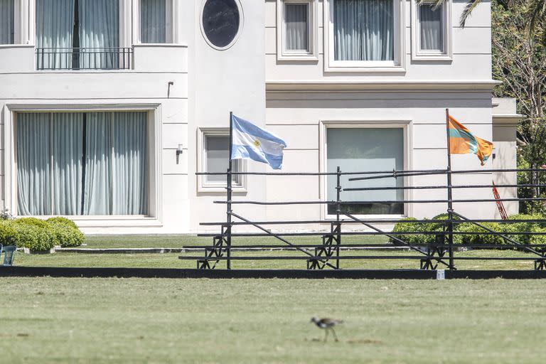 Una imagen simbólica: la cancha, la bandera de Tortugas y, a muy pocos metros, una casa; su retraso en el calendario debería favorecer al ahora segundo torneo de Triple Corona.