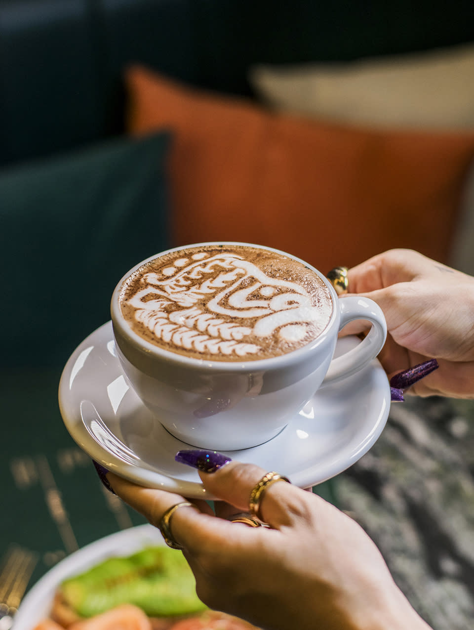 中環美食︱朝啡晚酒3,000呎森林風café酒吧！「醉」嘆火焰烤春雞