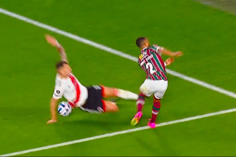 La pelota da en el brazo derecho de Leandro González Pirez en el área de River y Fluminense reclamará penal; el árbitro Wilmar Roldán no lo concedió.