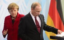 German Chancellor Angela Merkel and Russian President Vladimir Putin will both lay a wreath at the Tomb of the Unknown Soldier when she visits Moscow on May 10