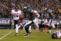 PHILADELPHIA, PA - NOVEMBER 07: LeSean McCoy #25 of the Philadelphia Eagles evades Charles Tillman #33 and Tim Jennings #26 of the Chicago Bears to run 33 yards and score a touchdown during the third quarter of the game at Lincoln Financial Field on November 7, 2011 in Philadelphia, Pennsylvania. (Photo by Nick Laham/Getty Images)