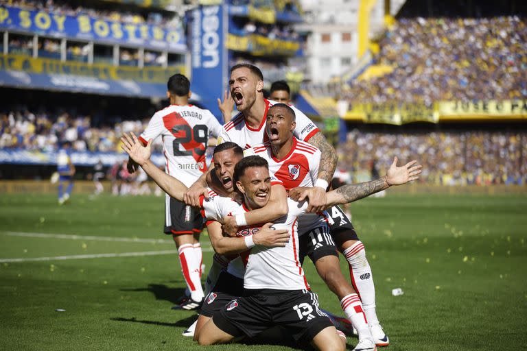 Una postal inolvidable para Enzo Díaz: su primer gol en River, para sentenciar el Superclásico en la Bombonera