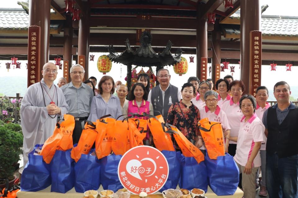 《圖說》深坑笨港聖慈山慈誠寺在端節祈福活動後，所有物資捐給愛心大平台轉贈給弱勢家戶，左1為慈誠寺住持常源方丈，中為深坑區長黃美華。〈社會局提供〉