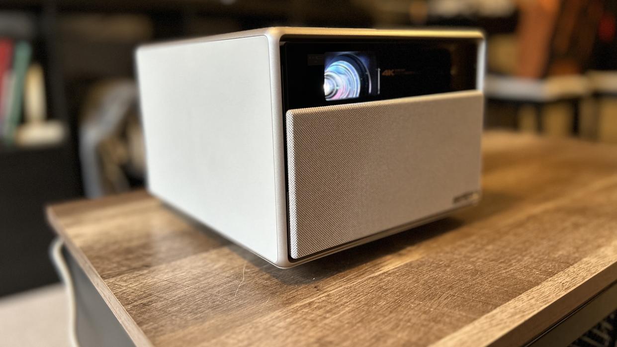  XGIMI Horizon Ultra projector on a wooden table. 