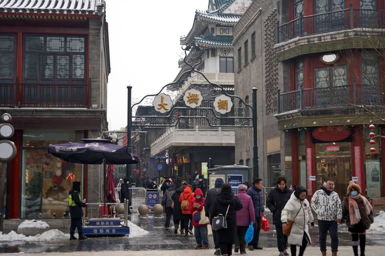 La gente vuelve a transitar por las calles de Beijing en China luego de que el gobierno levantara abruptamente la política de "Covid cero" en el país