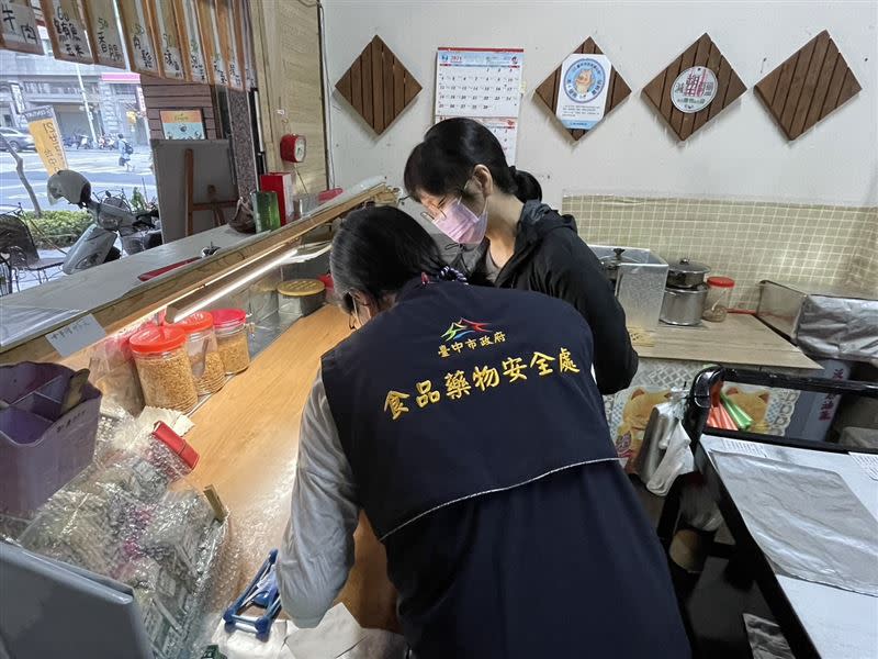 中市食安處勒令2家業者停業，採集的環境及食餘檢體最快2周後出爐。（圖／翻攝畫面）