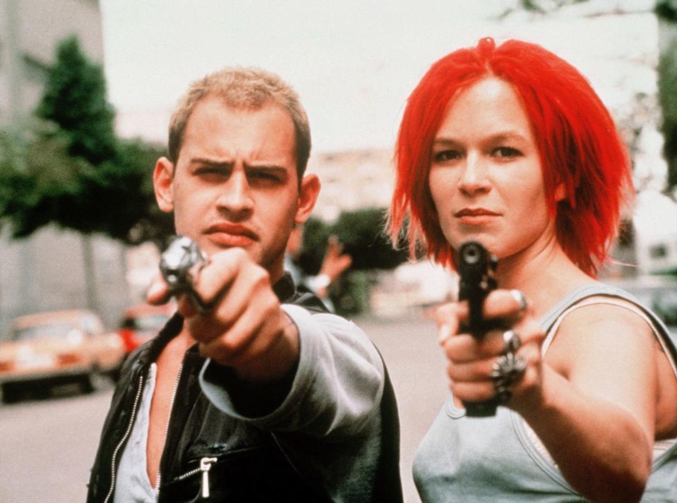 Tom Tykwers "Lola rennt" schlug 1998 ein neues Kapitel deutscher Filmgeschichte auf: rasant, atemlos, mitreißend. Franka Potente ist Lola, und Lola hat genau 20 Minuten, um 100.000 Mark zu beschaffen, die das Leben ihres Freundes Manni retten. Wenn sie das Geld innerhalb dieser Zeitspanne nicht auftreiben kann, wird Mannis Boss ihn umbringen. Lolas Hirn rast - und sie rennt los! (Bild: WDR)