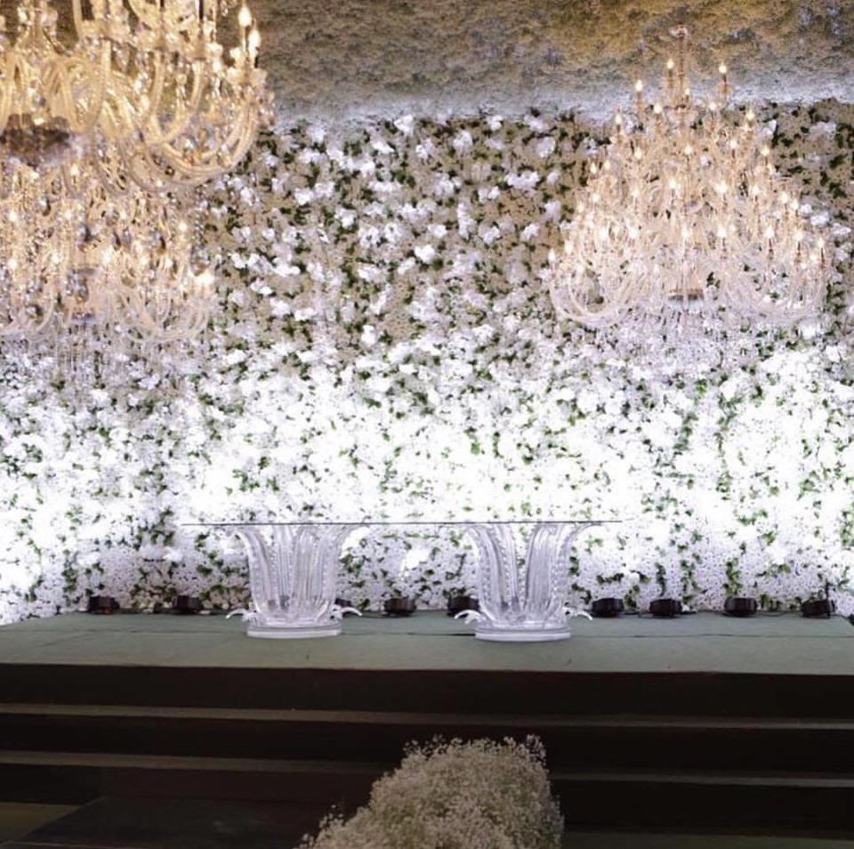 A altar da cerimônia com paredes de flores e mesa transparente. (Reprodução/ Instagram)