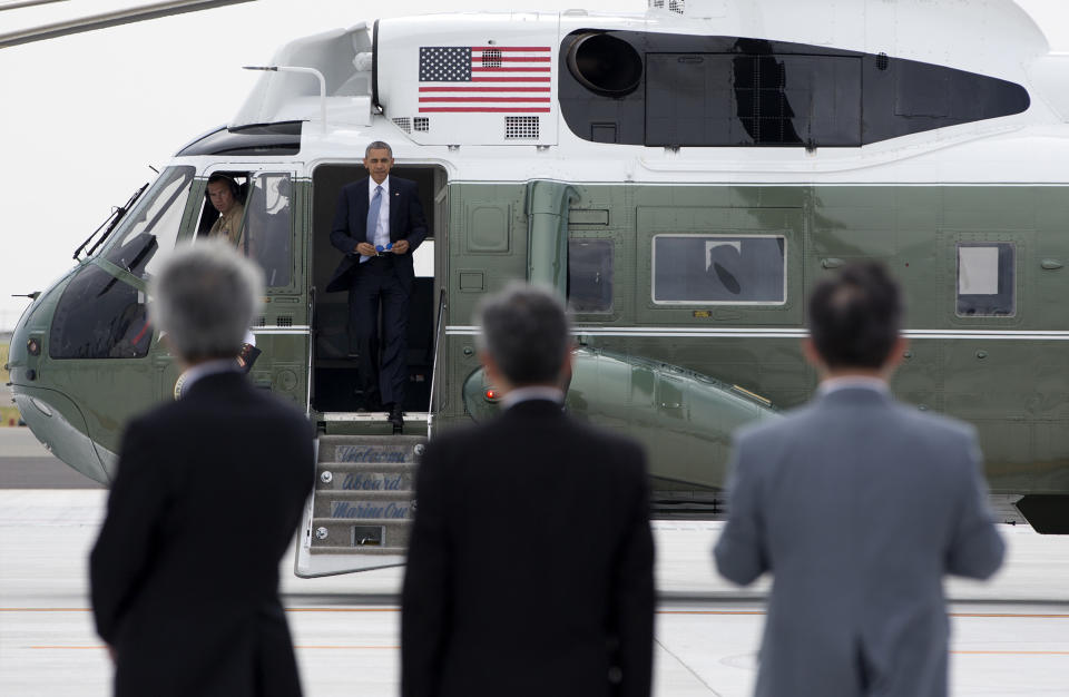 <p>President Barack Obama steps from Marine One to board Air Force One at Chubu Centrair International Airport in Tokoname, Japan, Friday, May 27, 2016, en route to Marine Corps Air Station Iwakuni and on to Hiroshima. (Photo: Carolyn Kaster/AP) </p>