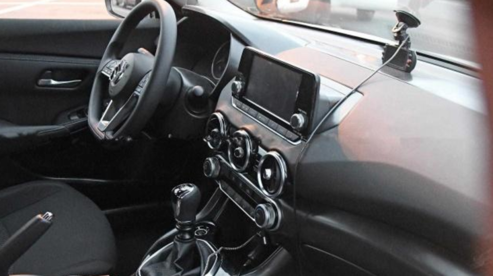 外媒捕捉到美規新一代 Sentra 的偽裝測試車。