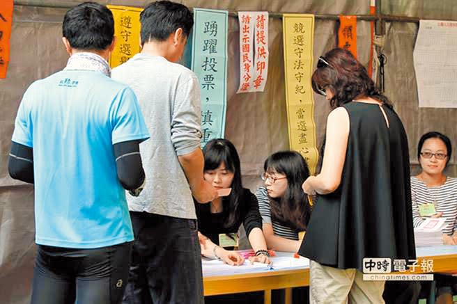 前年新北市瑞芳區碩仁里里長選舉，參選人胡欣怡提告林富萬當選無效。案經台灣高院審理，判胡女敗訴定讞。圖為民眾投票場景。（本報資料照片）