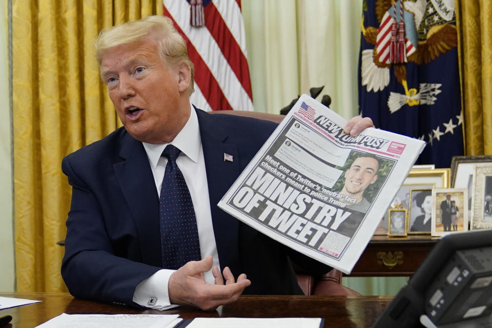 El presidente Donald Trump sostiene una edición del New York Post antes de firmar un decreto con la intención de levantar protecciones a las compañías de redes sociales, en la Oficina Oval de la Casa Blanca, el jueves 28 de mayo de 2020, en Washington. (AP Foto/Evan Vucci)