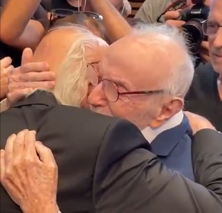 El abrazo entrañable entre Héctor Alterio y Pepe Soriano, que ocurrió en abril de 2023