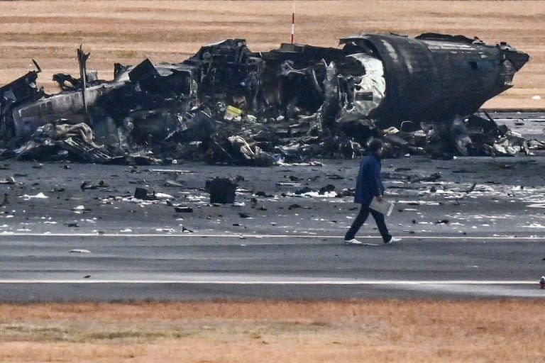 Los restos carbonizados del avión de la Guardia Costera de Japón en el aeropuerto de Haneda, en Tokio. (Richard A. Brooks / AFP)