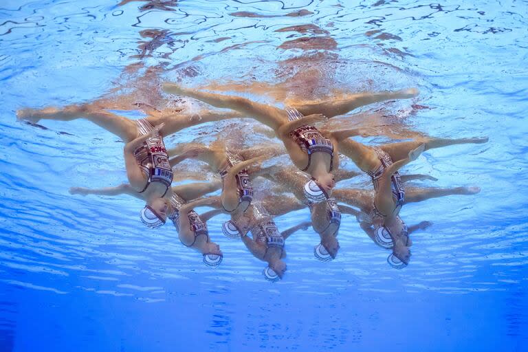 Una vista submarina muestra al equipo de Francia compitiendo en la rutina técnica por equipos de natación artística 