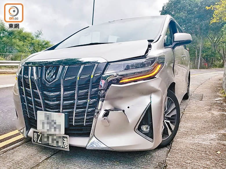 七人車左車頭損毀。（朱偉坤攝）