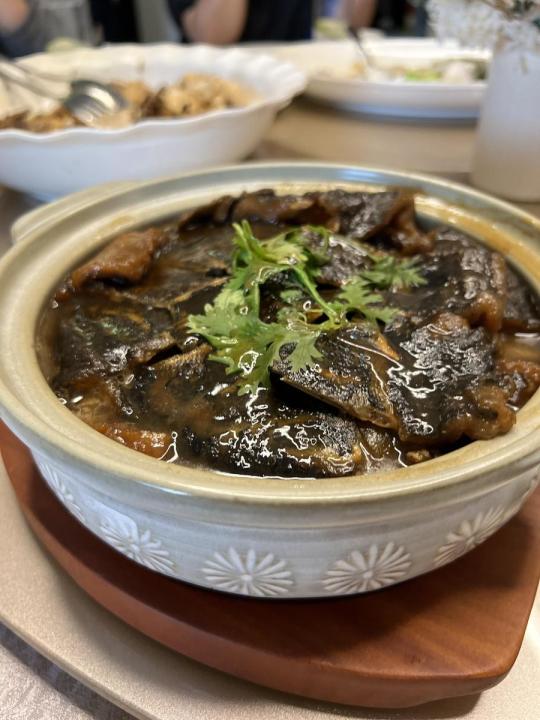 「紅燒甲魚」用蠔油、蒜燜煮，膠質黏嘴。（聚苑提供）