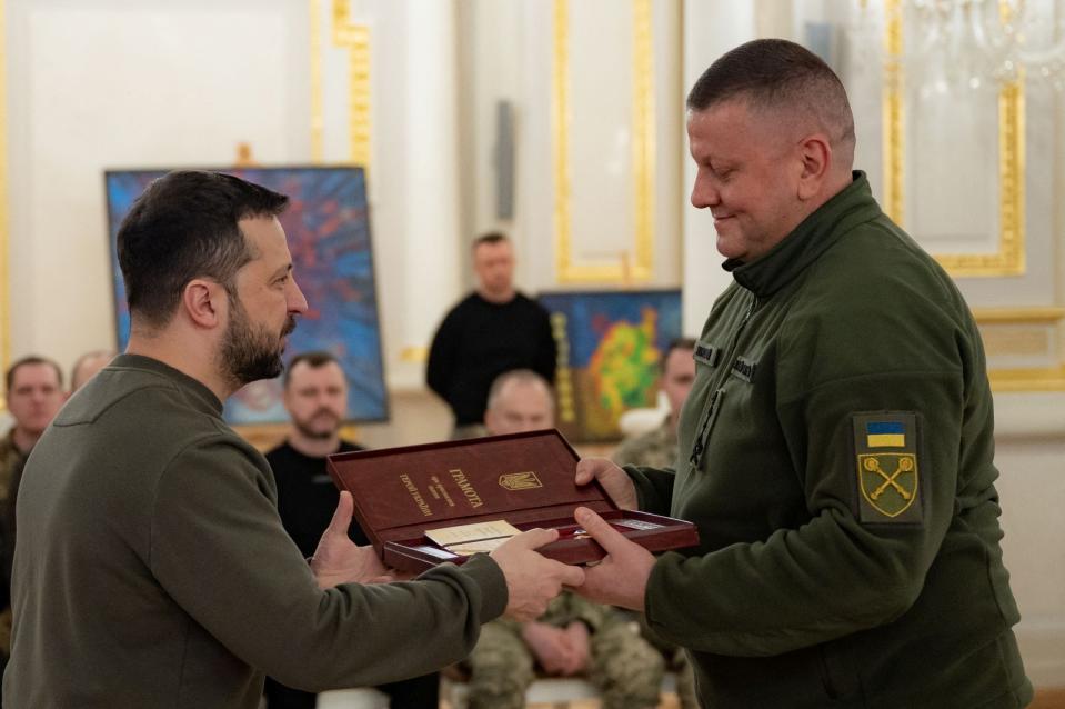 2024年2月9日，烏克蘭軍前總司令扎盧茲尼（右）在基輔出席軍功頒獎典禮，接下總統澤倫斯基（左）頒發的烏克蘭英雄金星勳章。路透社