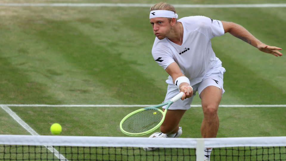 El español Alejandro Davidovich Fogina sufrió un revés en el servicio de la axila cuando perdió ante Holger Roon en un emocionante partido de cinco sets.