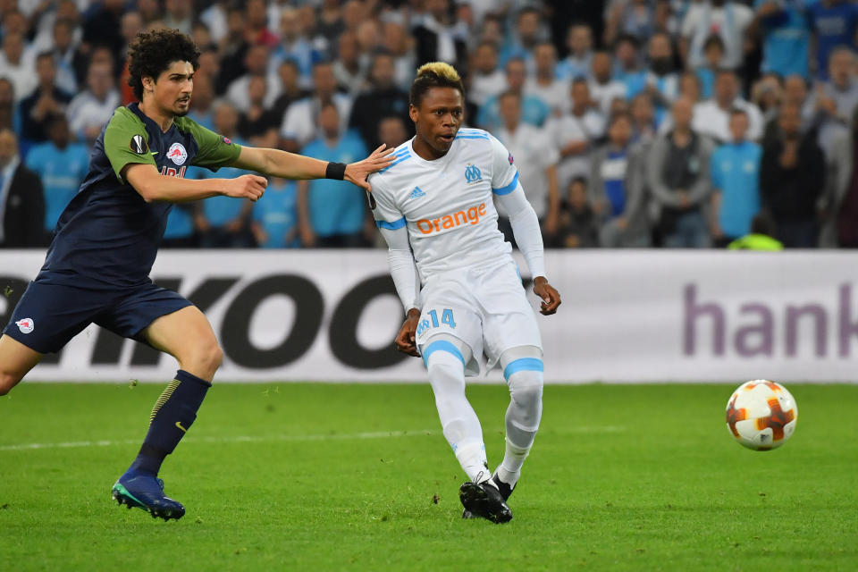 <p>Clinton Njie rentré en jeu 5 minutes plus tôt (chgt. Maxime Lopez) confirme pour le camp marseillais. Payet remonte son couloir gauche après un contre lancé par le même Njie. Le capitaine phocéen remet à Njie dans l’axe de la surface qui place un plat du pied. (Photo : AFP) </p>