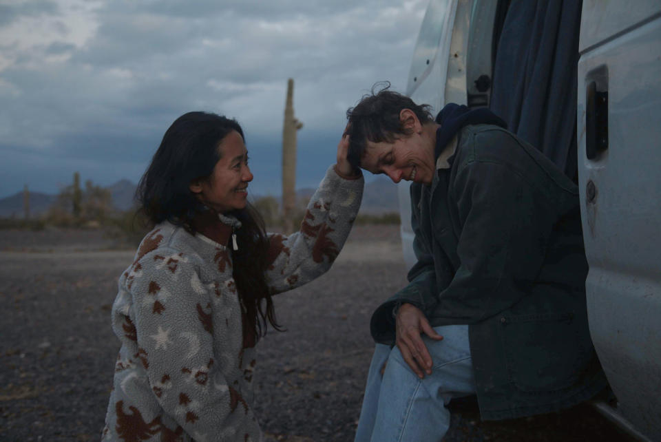 En esta imagen, la directora Chloe Zhao acaricia la cabeza de la actriz Frances McDormand en el set de "Nomadland". (Searchlight Pictures vía AP, archivo)