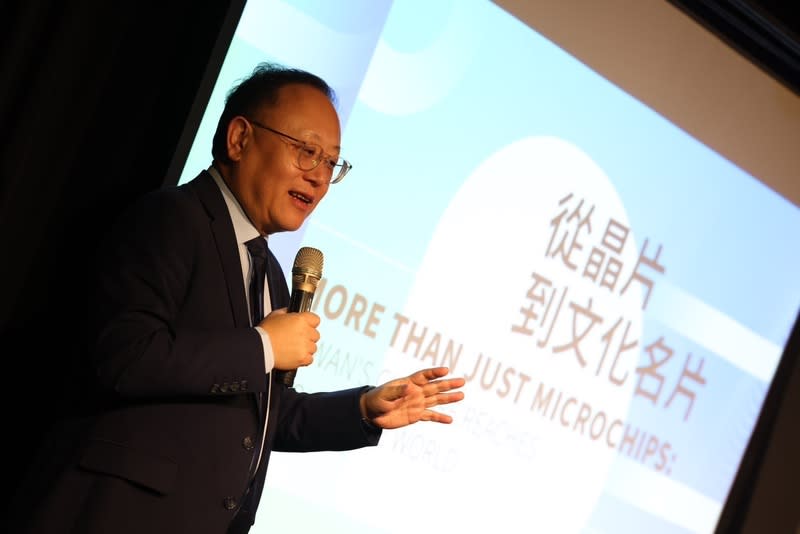 台外媒體人茶敘  史哲演講「從晶片到文化名片」 文化部長史哲（圖）26日晚間在「台外媒體人茶敘」 發表「從晶片到文化名片」演講，他表示，當科技成 為主流，如何跟世界說故事很重要，「這些說故事的 方式不只是影視政策或文化政策，而是台灣要走的方 向」。 （文化部提供）   中央社記者趙靜瑜傳真  113年3月26日 