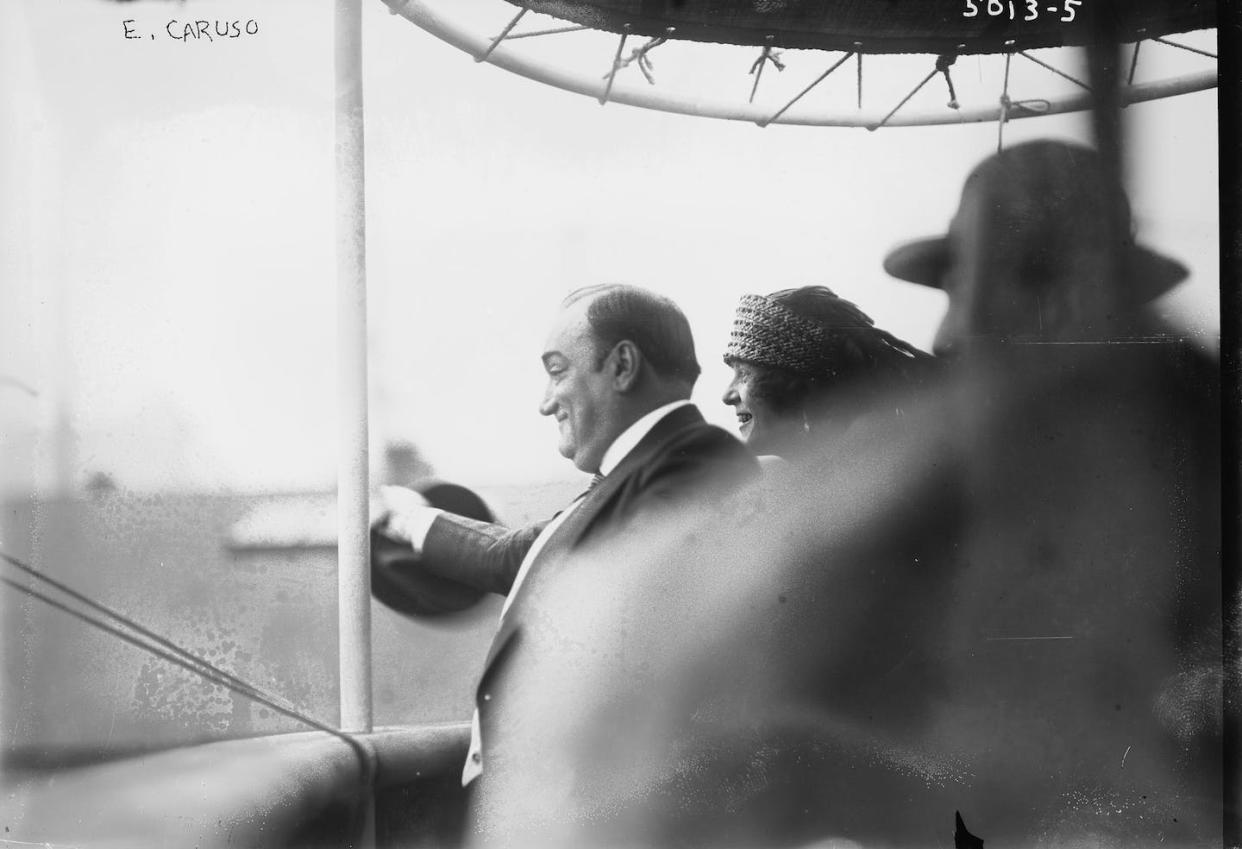 Fotografía de Enrico Caruso en 1915. <a href="https://commons.wikimedia.org/wiki/File:E._Caruso_LCCN2014709495.jpg" rel="nofollow noopener" target="_blank" data-ylk="slk:Library of Congress / Wikimedia Commons;elm:context_link;itc:0;sec:content-canvas" class="link ">Library of Congress / Wikimedia Commons</a>