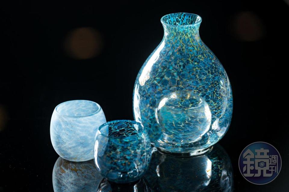 冰裂琉璃系列是由animitta獨創的玻璃工藝技術，概念來自宋代汝窯獨有的冰裂紋的釉色。（海洋冰裂 冰心酒壺組，6,900元／1壺2杯）