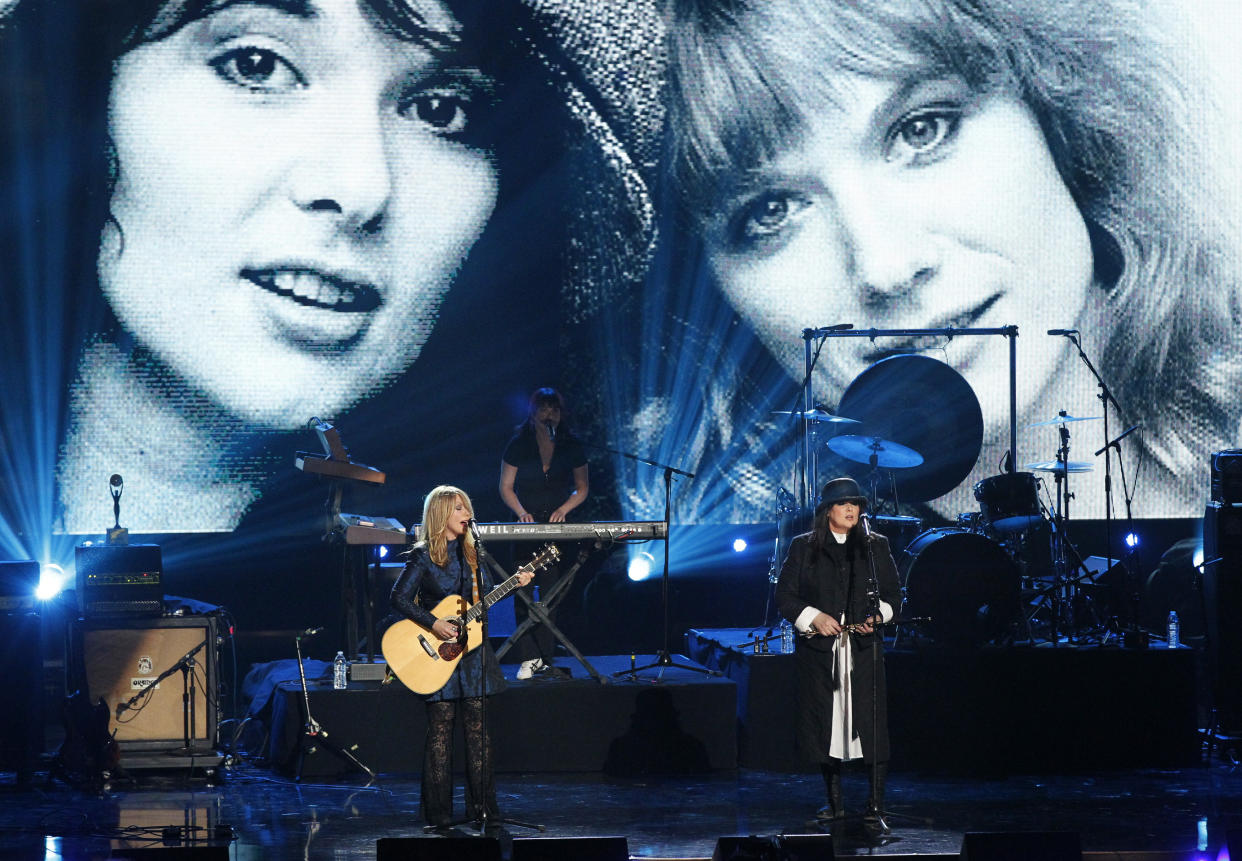 Nancy (L) and Ann Wilson of Heart perform at the 2013 Rock and Roll Hall of Fame induction ceremony in Los Angeles April 18, 2013.  REUTERS/Mario Anzuoni (UNITED STATES  - Tags: ENTERTAINMENT)  
