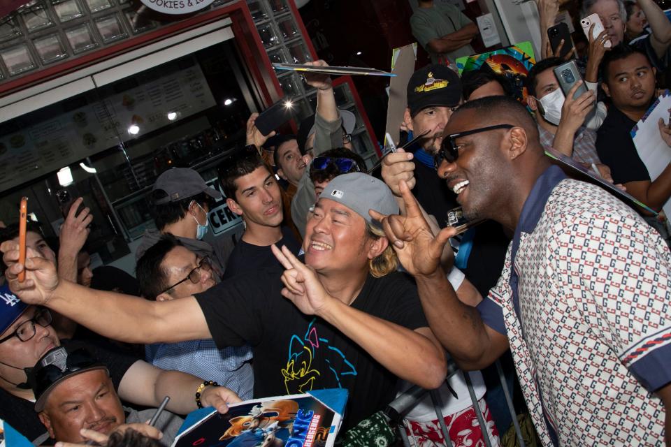 Idris Elba poses with fans at the Los Angeles premiere of “Sonic the Hedgehog 2."