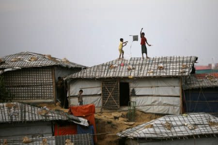 Rohingya refugee children fly kites on top of their shelter at Balikhali camp in Cox's Bazar, Bangladesh, November 14, 2018. REUTERS/Mohammad Ponir Hossain