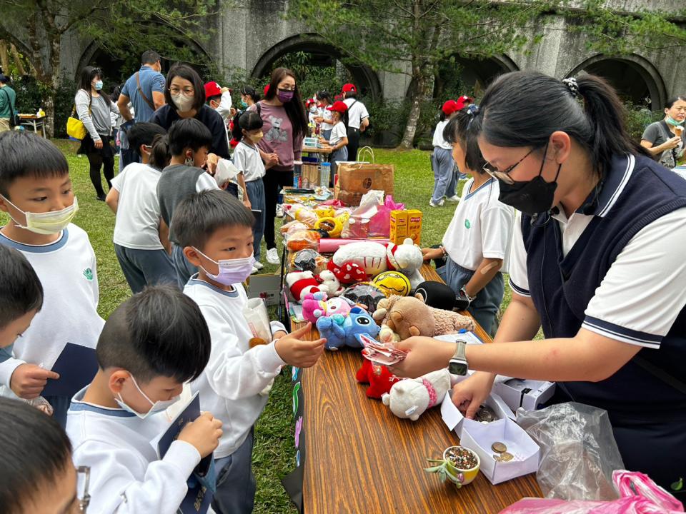 親師生熱情響應惜福市場馳援土耳其地震義賣活動。