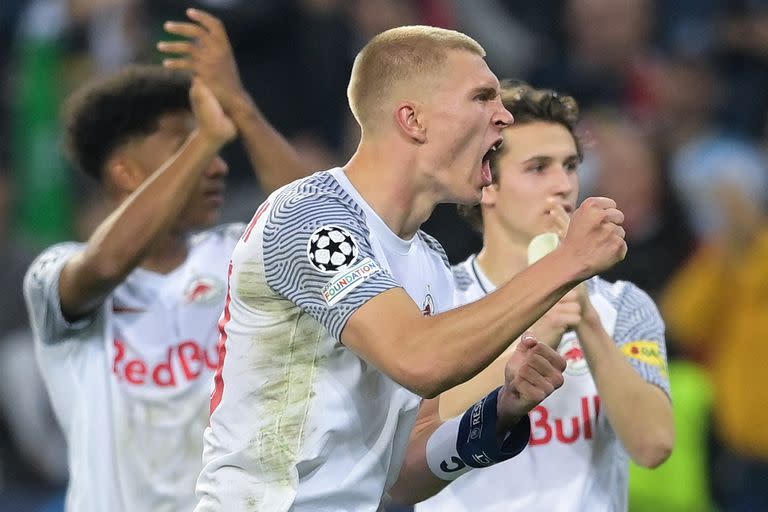 Los jugadores del Salzburgo celebran con sus fanáticos después de derrotar a Wolfsburgo, triunfo con el cual se ubica primero en soledad