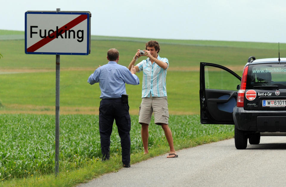 Los vecinos se han cansando de ver fotos con poses obscenas junto al cartel del nombre de la aldea. (Foto: MLADEN ANTONOV/AFP via Getty Images)