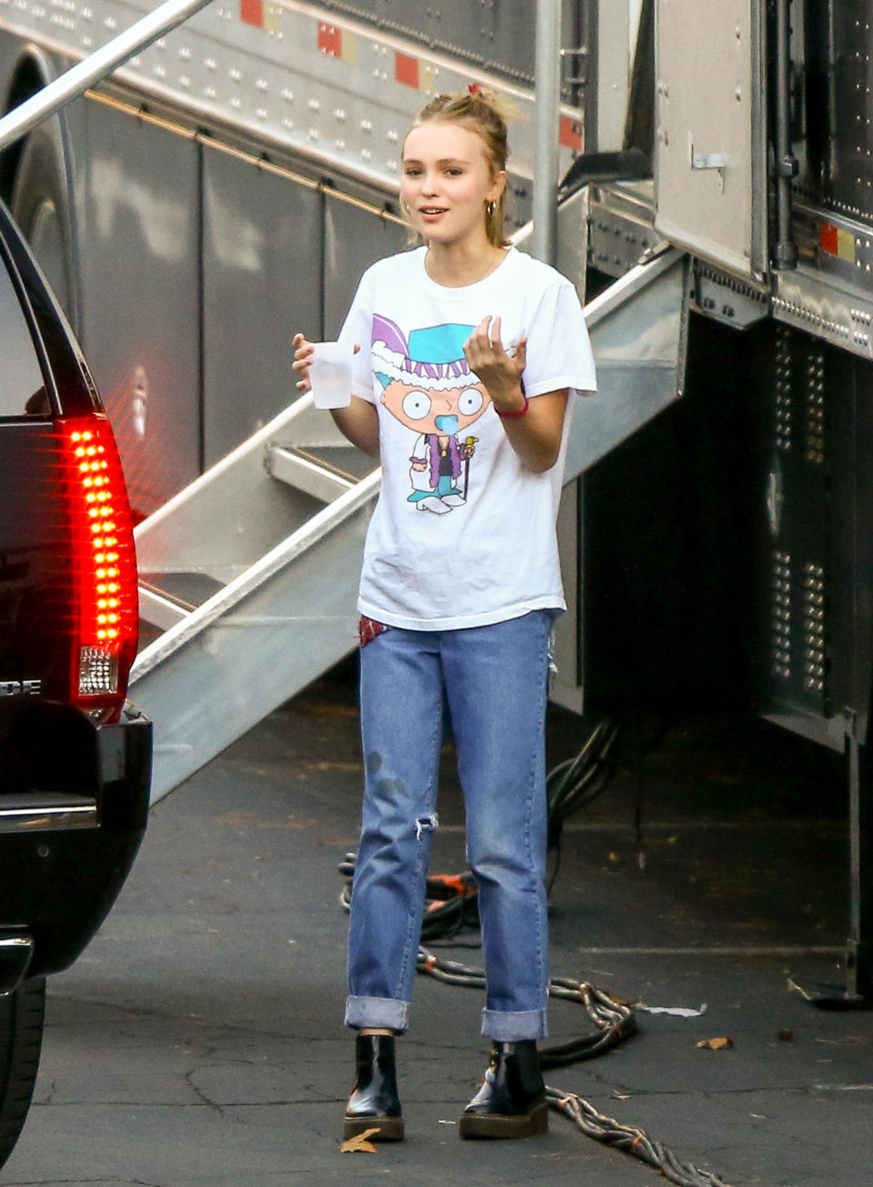 La future star préfère finalement le cinéma à la musique et débute avec le réalisateur américain Kevin Smith. Lily-Rose Depp fait d’abord une courte apparition dans le film d’horreur Tusk en 2014. Deux ans plus tard, la comédienne partage l’affiche de Yoga Hosers avec Harley Quinn Smith. Dans ces comédies déjantées, son père effectue deux caméos hilarants.