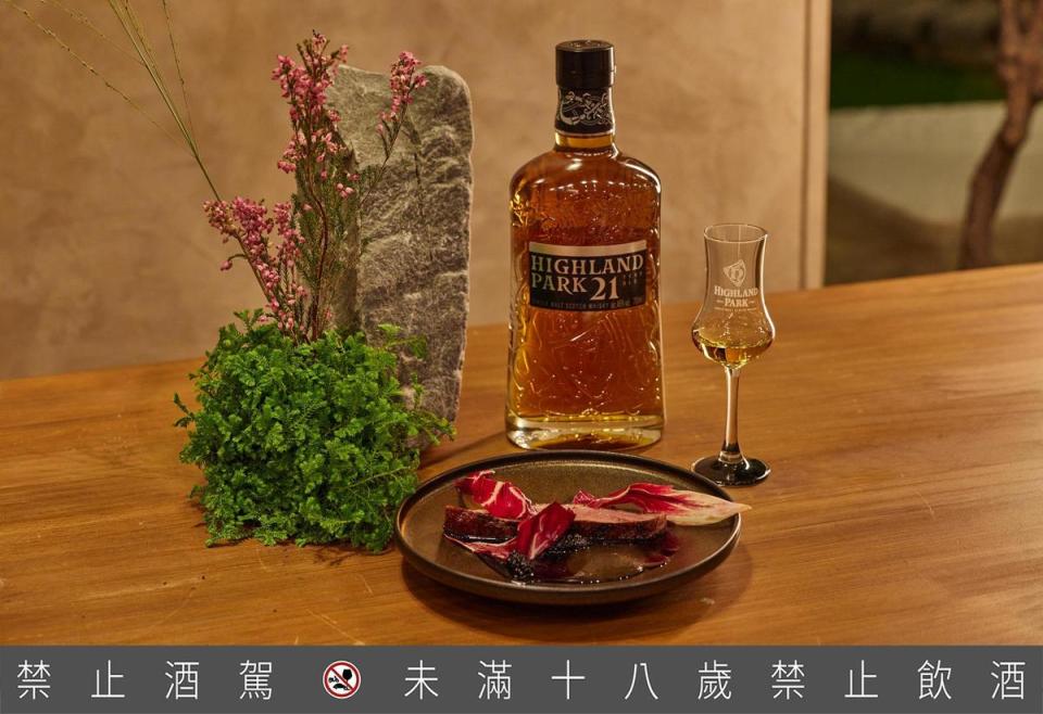 高原騎士的高年份酒款非常適合搭配燒烤類食物，尤其是彰化胭脂鴨與威士忌的石楠花煙燻風味很合拍。（高原騎士Highland Park提供）