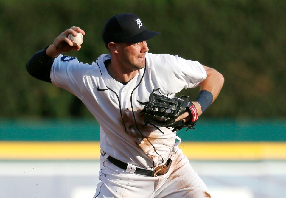 El tercera base de los Tigres, Ryan Kreidler, saca al tercera base de los Reales, Hunter Dozier, en la primera base durante la segunda entrada el sábado 3 de septiembre de 2022 en el Comerica Park.