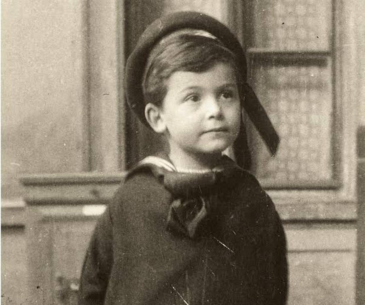 János Neumann nació en Budapest en 1903. Fue un niño prodigio que a la edad de 6 años podía dividir mentalmente cifras de 8 dígitos, era capaz de aprenderse el listín telefónico y bromeaba con su padre en griego clásico. <a href="https://es.wikipedia.org/wiki/Archivo:John_von_Neumann_as_child.jpg" rel="nofollow noopener" target="_blank" data-ylk="slk:Wikimedia commons;elm:context_link;itc:0;sec:content-canvas" class="link ">Wikimedia commons</a>