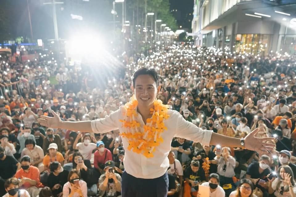 泰國今5日公布的最新民意調查中，前進黨黨主席皮塔成為泰國下一任總理的熱門人選。(圖：皮塔臉書)