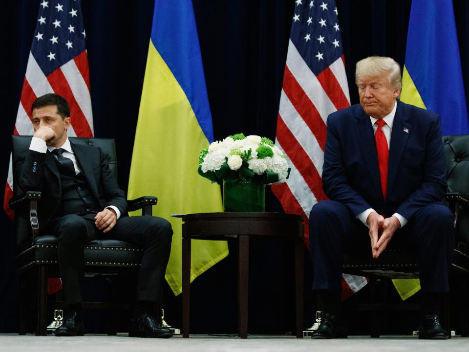 President Donald Trump (right) meets with Ukrainian President Volodymyr Zelensky (left)